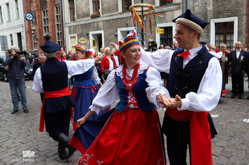 Przemarsz korowodu dożynkowego
