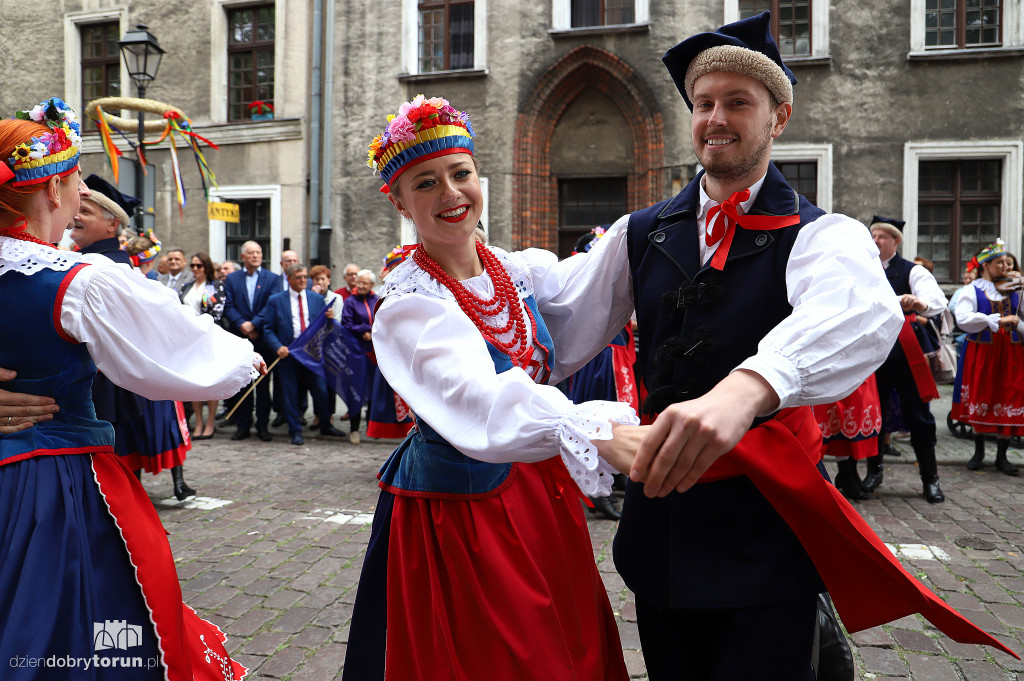 Przemarsz korowodu dożynkowego