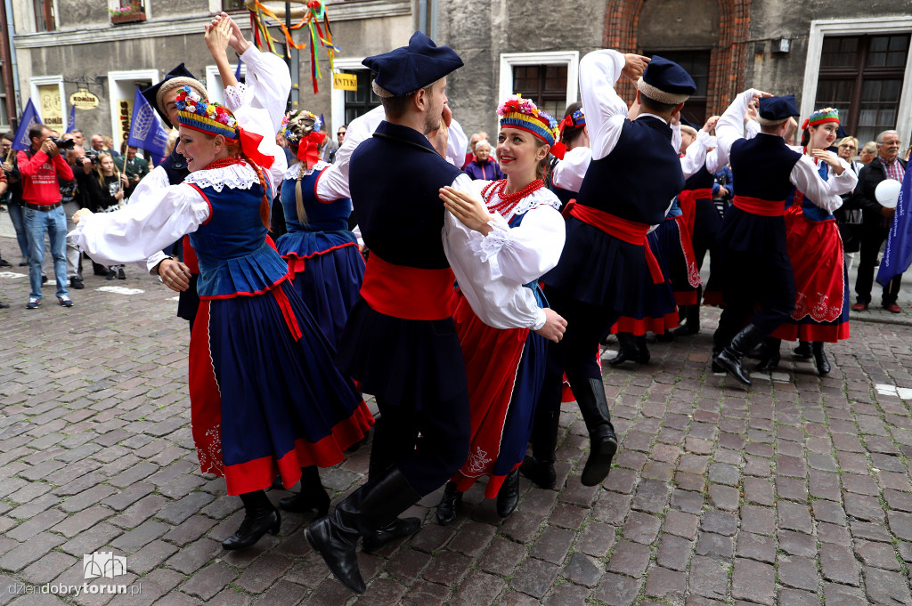 Przemarsz korowodu dożynkowego