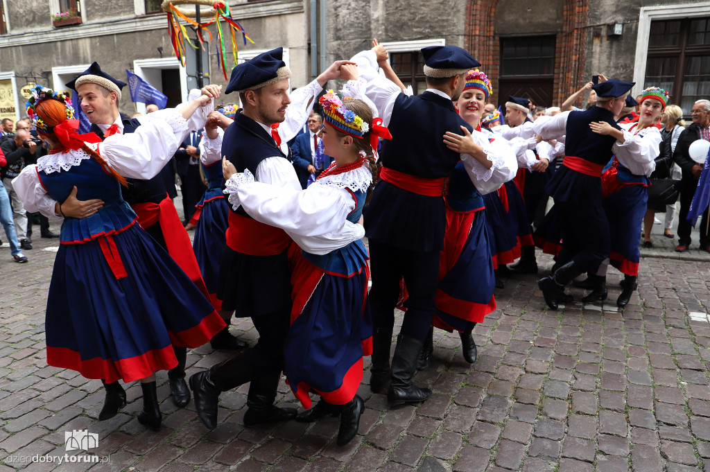Przemarsz korowodu dożynkowego
