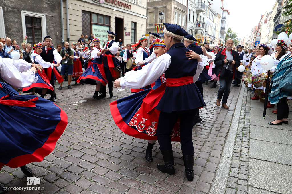 Przemarsz korowodu dożynkowego