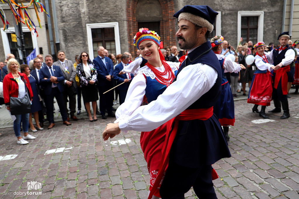 Przemarsz korowodu dożynkowego