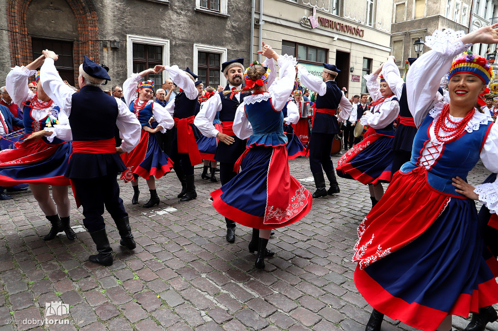 Przemarsz korowodu dożynkowego