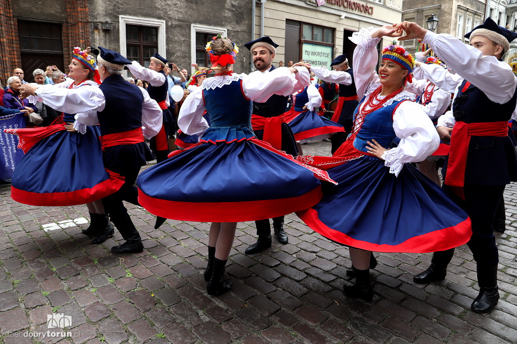 Przemarsz korowodu dożynkowego