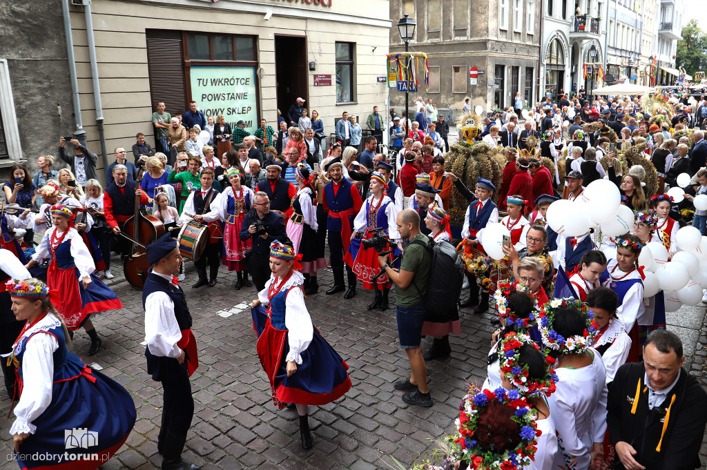Przemarsz korowodu dożynkowego
