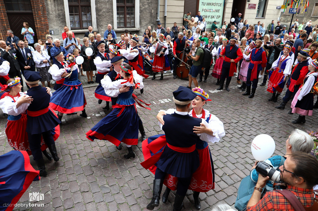 Przemarsz korowodu dożynkowego