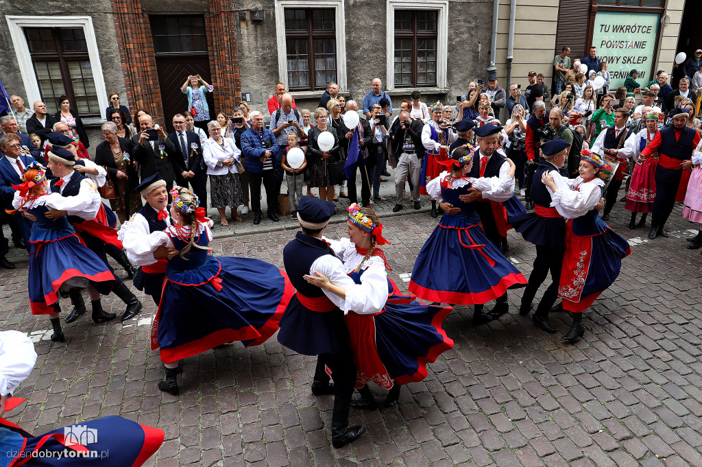 Przemarsz korowodu dożynkowego