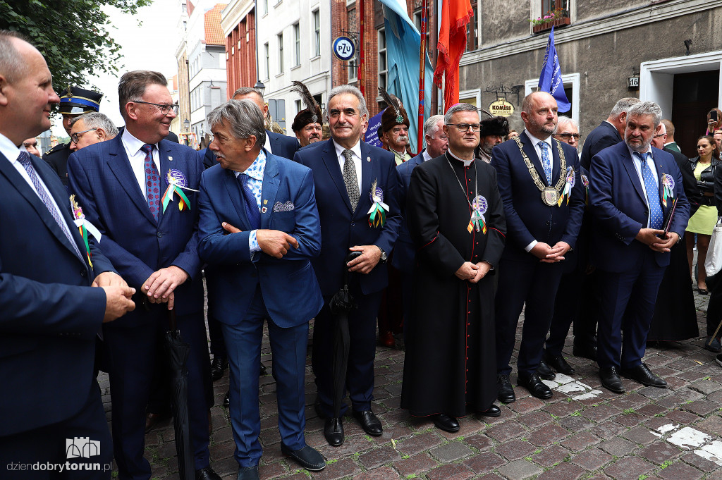 Przemarsz korowodu dożynkowego