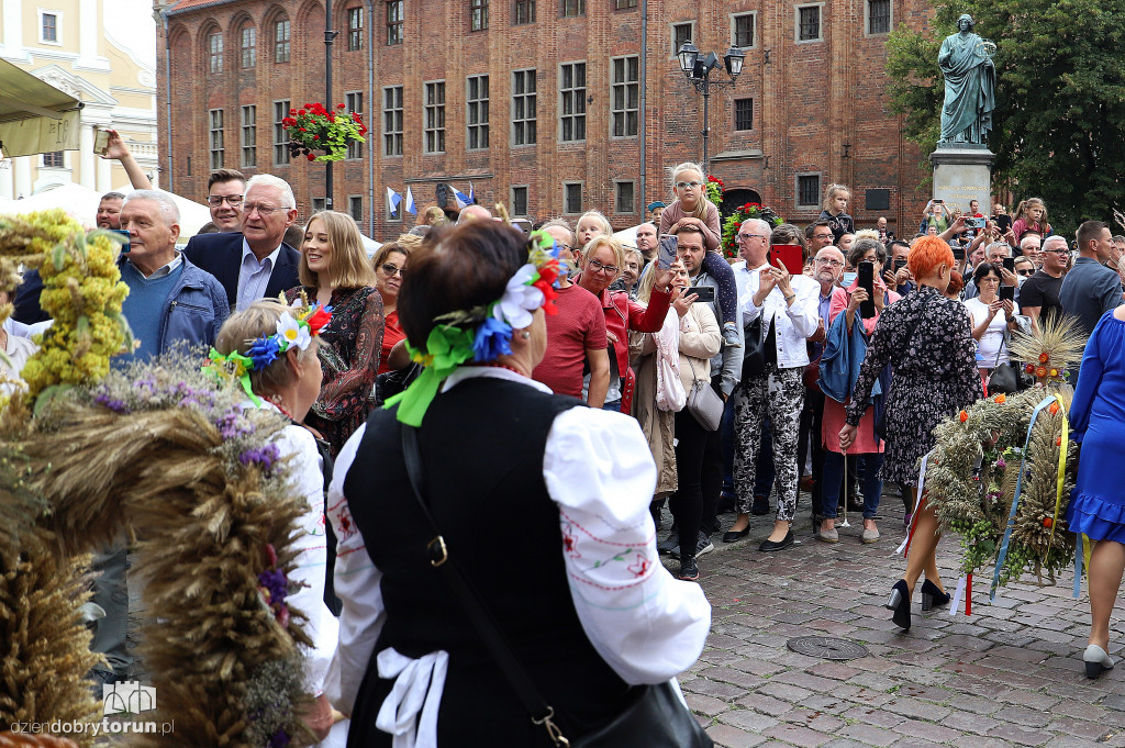 Przemarsz korowodu dożynkowego