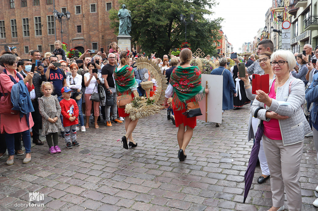 Przemarsz korowodu dożynkowego