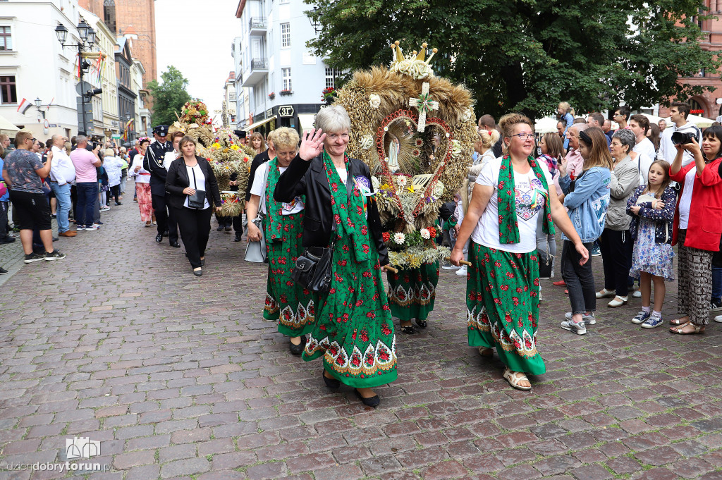 Przemarsz korowodu dożynkowego