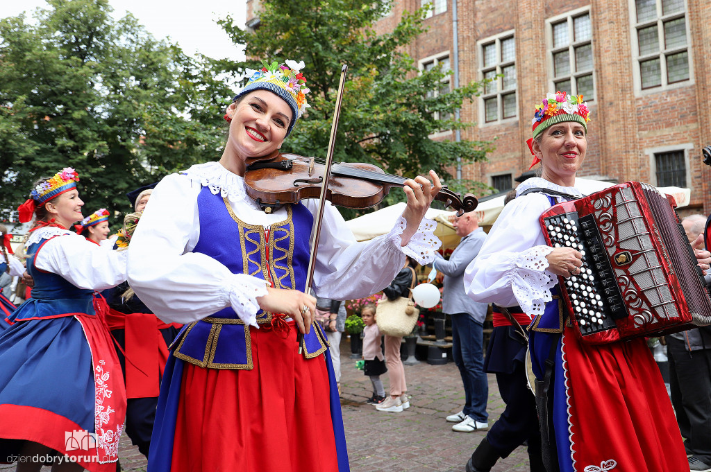 Przemarsz korowodu dożynkowego