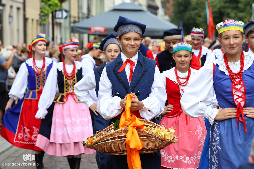 Przemarsz korowodu dożynkowego