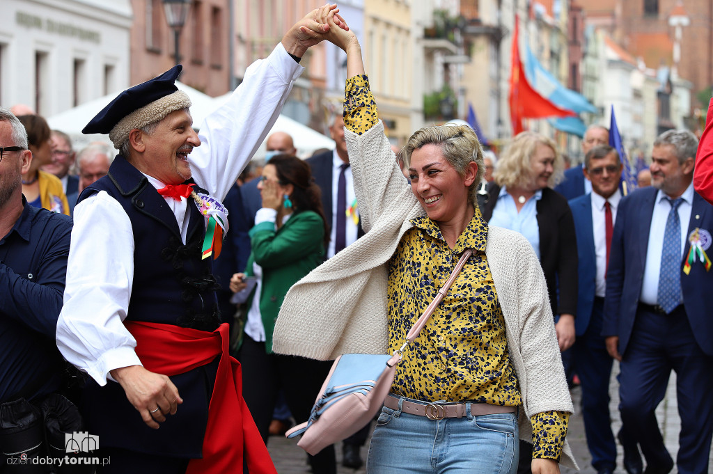 Przemarsz korowodu dożynkowego