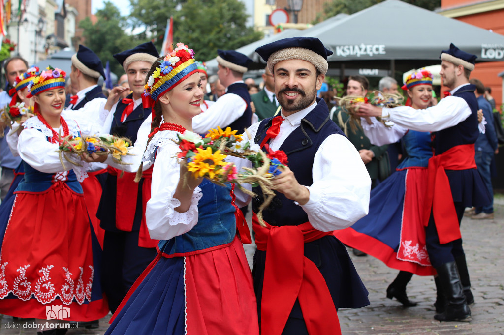 Przemarsz korowodu dożynkowego