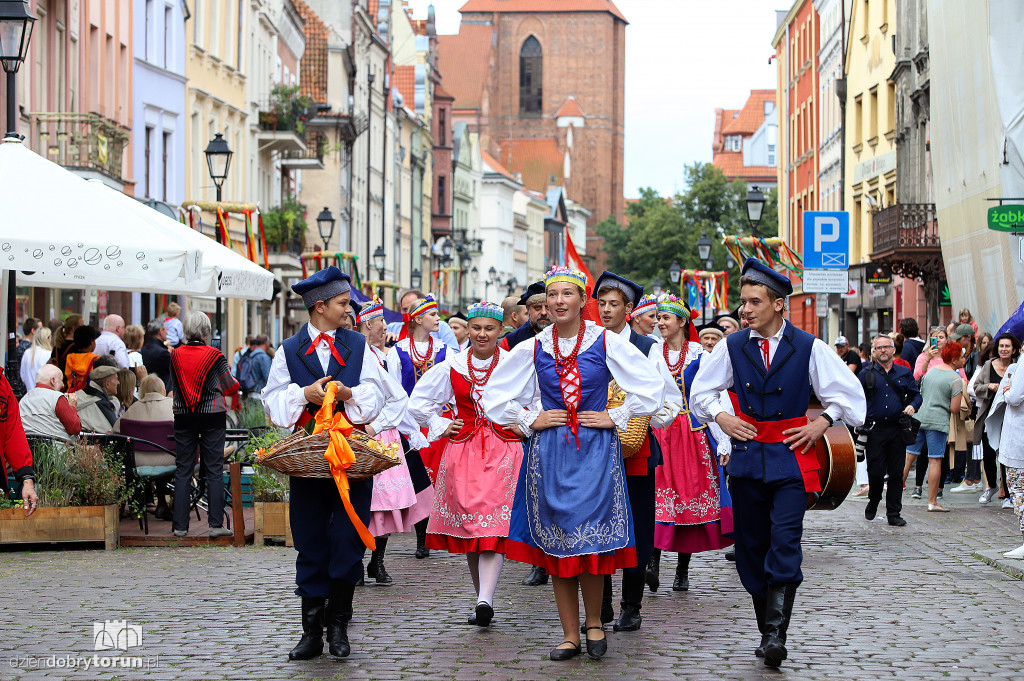 Przemarsz korowodu dożynkowego