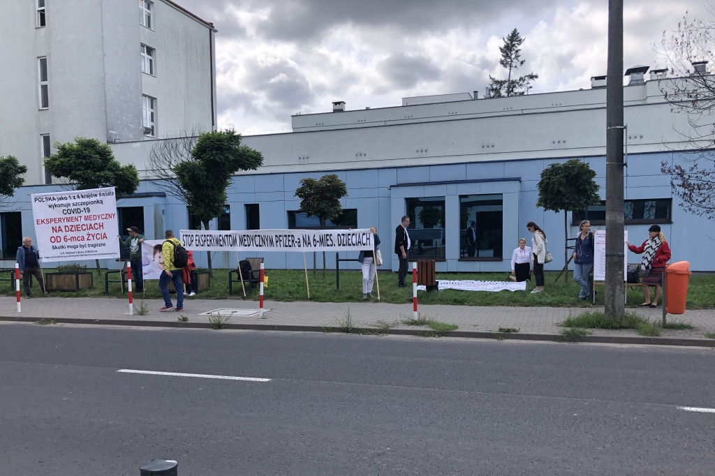 Protest antyszczepionkowców przy Batorego