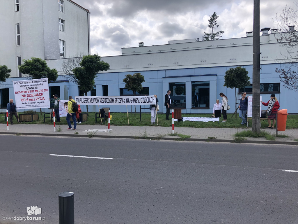 Protest antyszczepionkowców przy Batorego