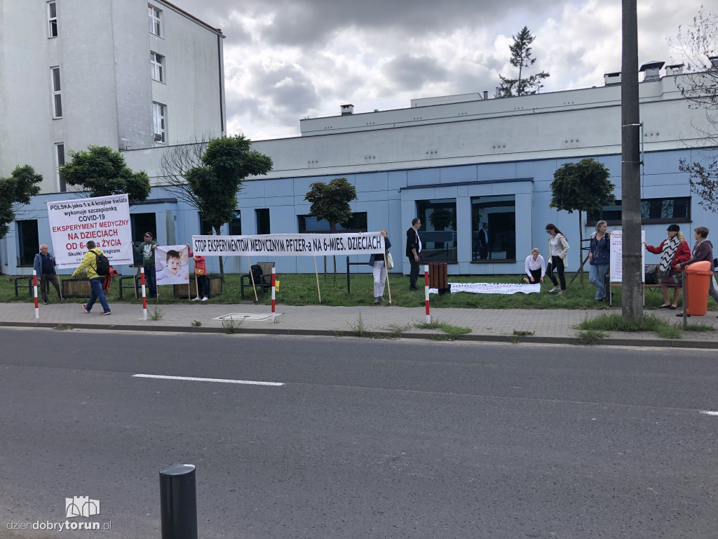 Protest antyszczepionkowców przy Batorego