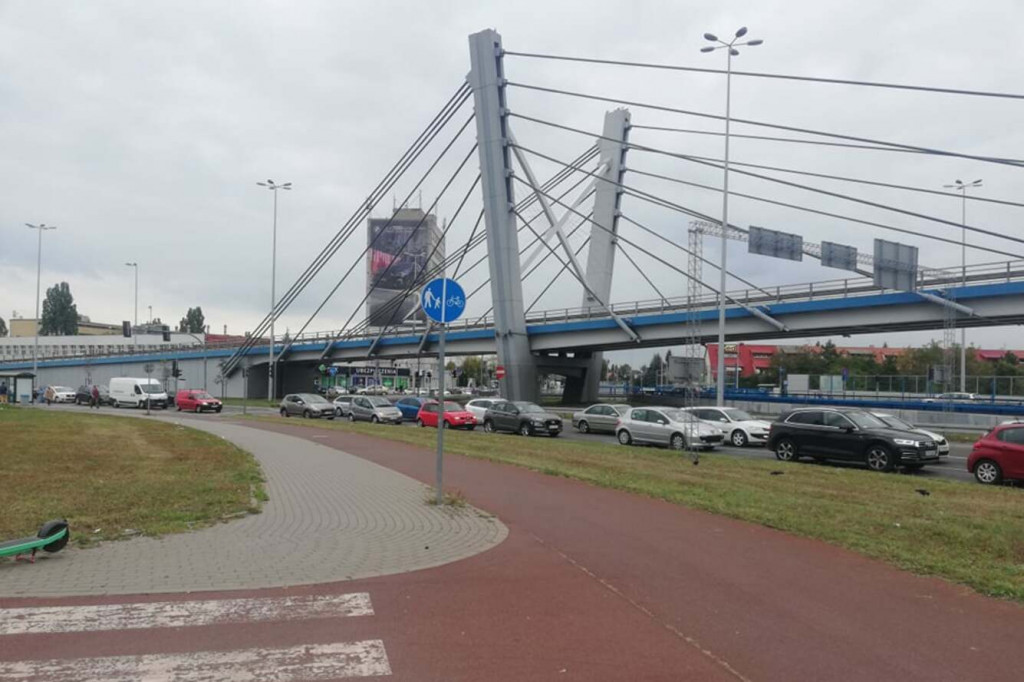 Toruń: kolizja na moście  gen. Elżbiety Zawackiej