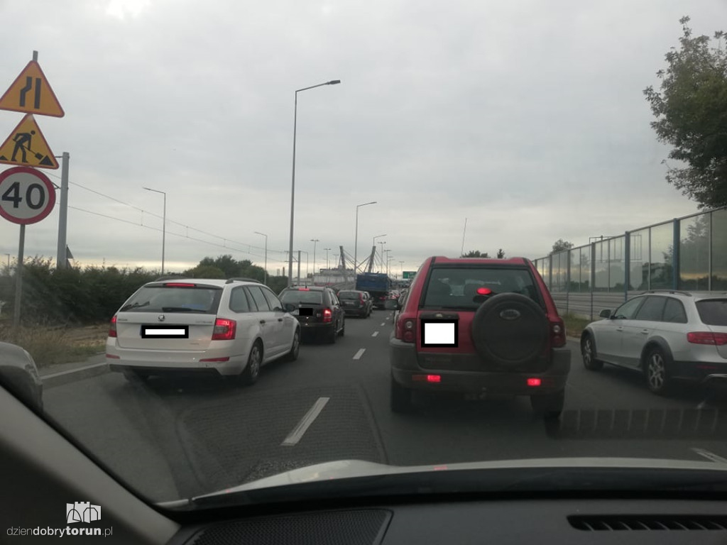Toruń: kolizja na moście  gen. Elżbiety Zawackiej