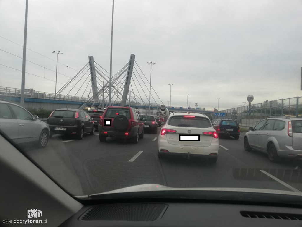 Toruń: kolizja na moście  gen. Elżbiety Zawackiej