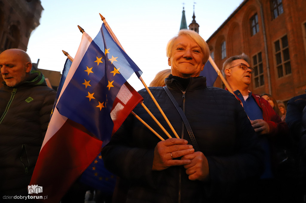 Pikieta: ,,MY zostajemy w UE, rząd wychodzi!''