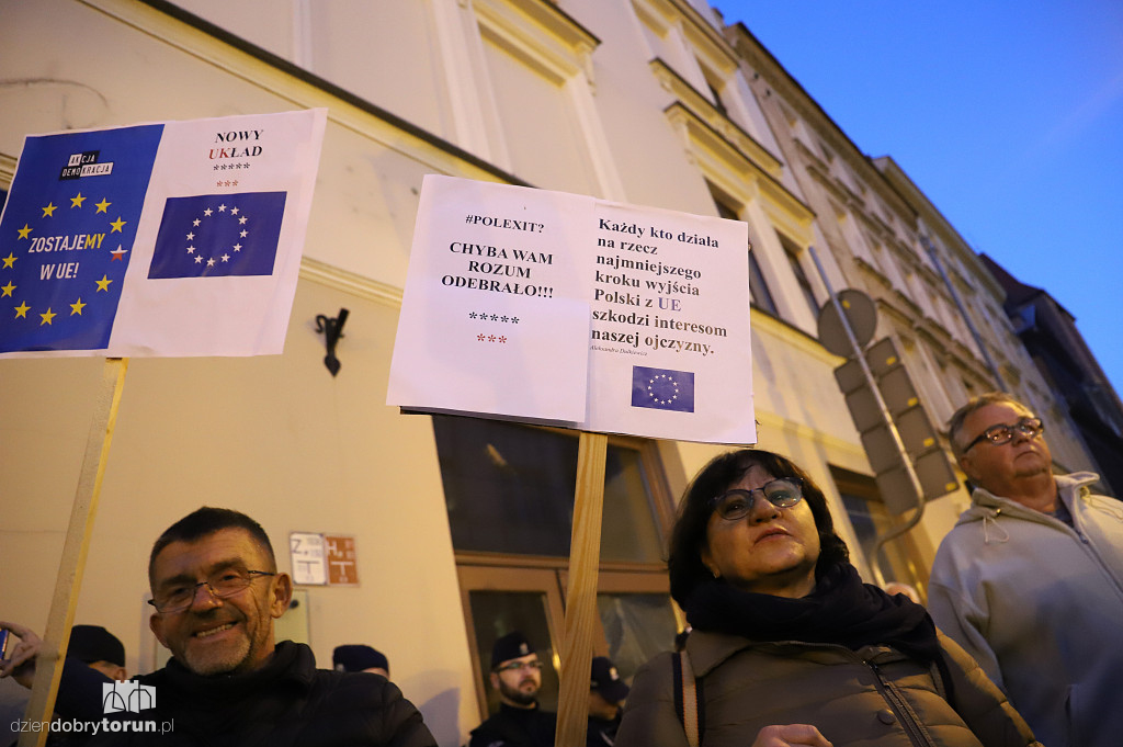 Pikieta: ,,MY zostajemy w UE, rząd wychodzi!''