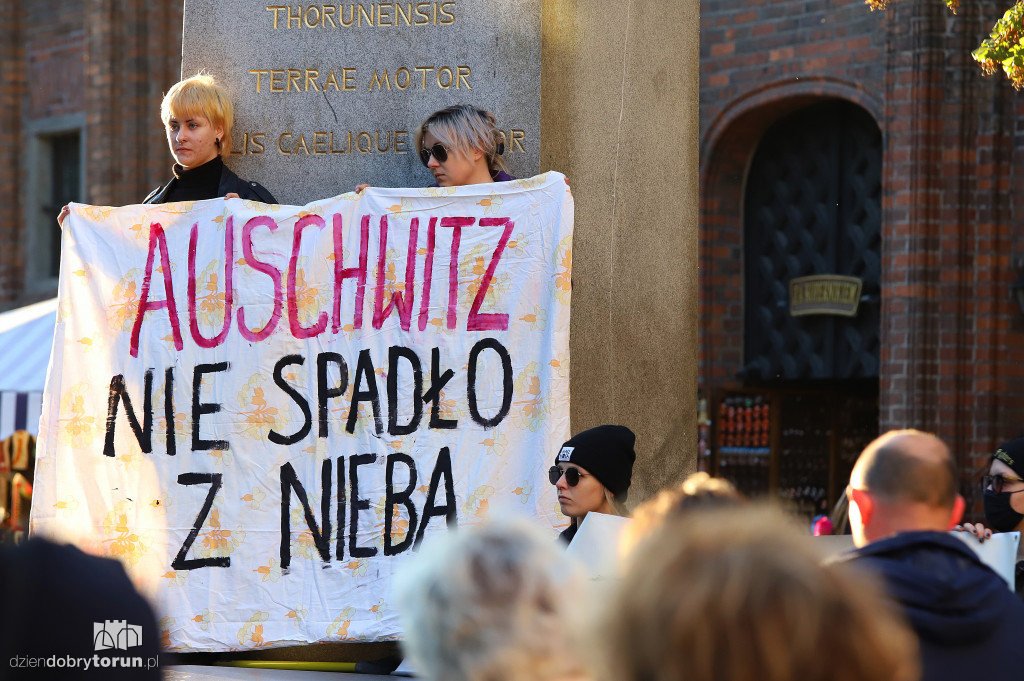Pikieta ,,Nikt nie jest nielegalny''