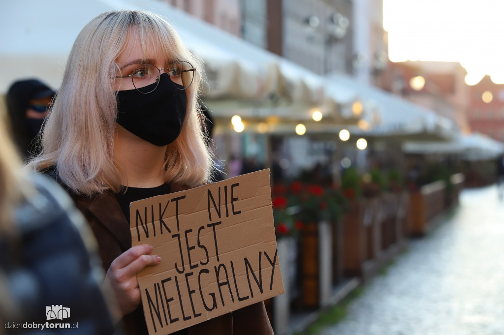 Pikieta ,,Nikt nie jest nielegalny''