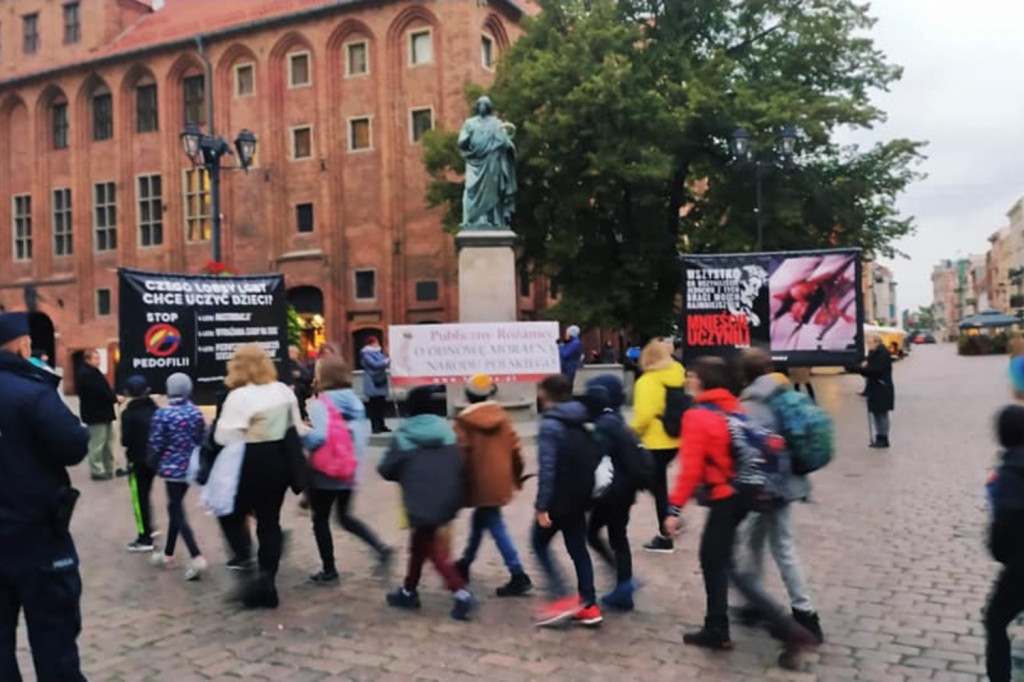  Publiczny różaniec pod pomnikiem Kopernika