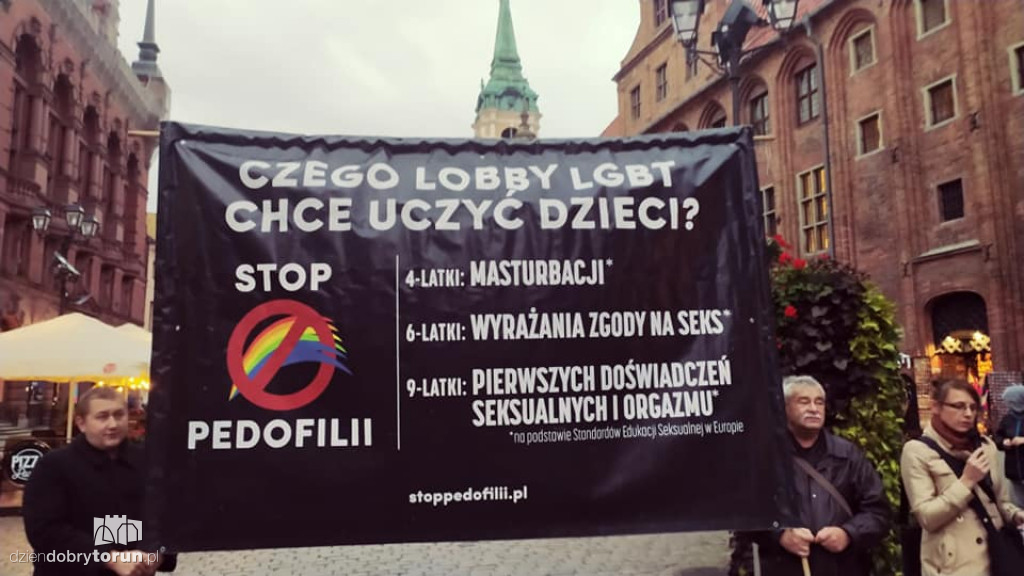  Publiczny różaniec pod pomnikiem Kopernika