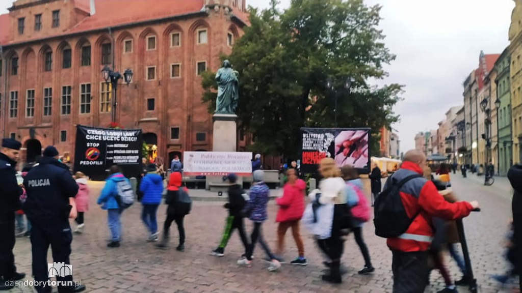  Publiczny różaniec pod pomnikiem Kopernika