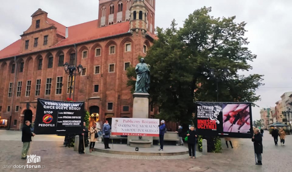  Publiczny różaniec pod pomnikiem Kopernika