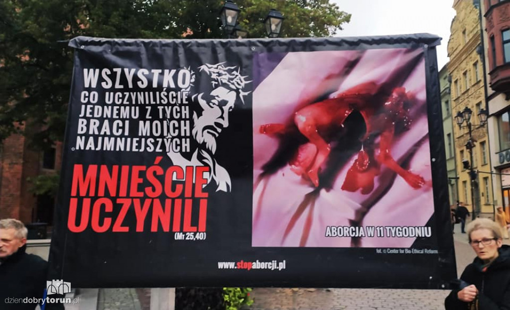 Publiczny różaniec pod pomnikiem Kopernika