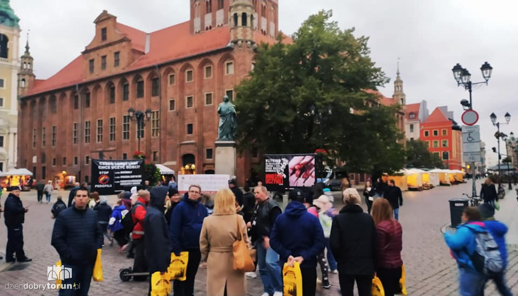  Publiczny różaniec pod pomnikiem Kopernika