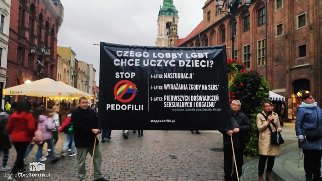  Publiczny różaniec pod pomnikiem Kopernika