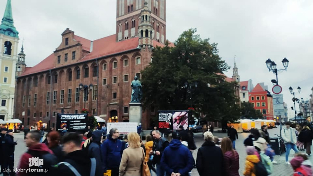  Publiczny różaniec pod pomnikiem Kopernika