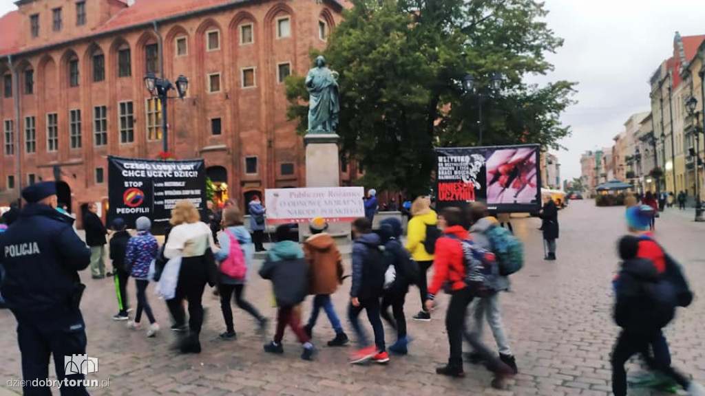  Publiczny różaniec pod pomnikiem Kopernika