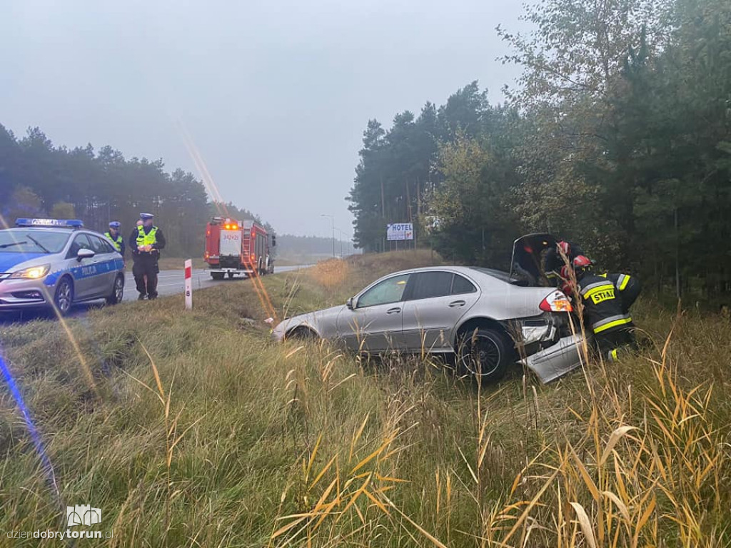 Toruń: samochód wpadł do rowu