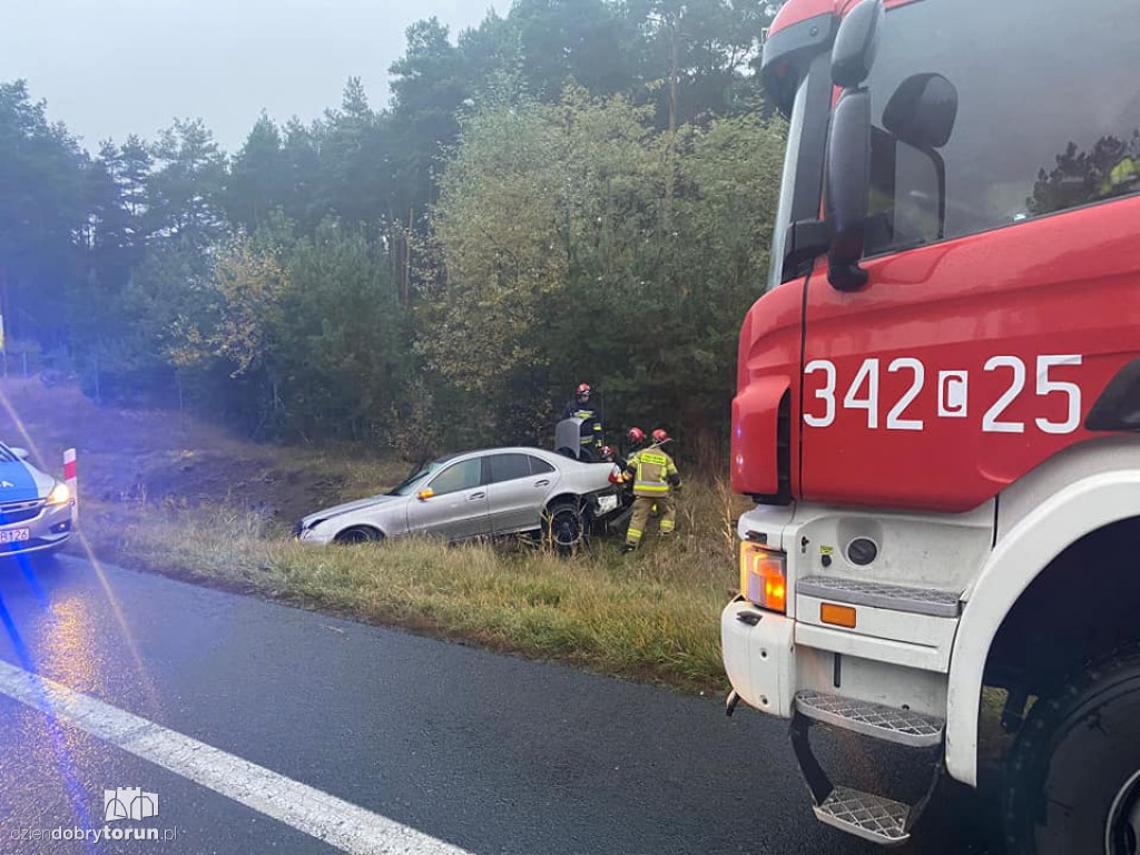 Toruń: samochód wpadł do rowu