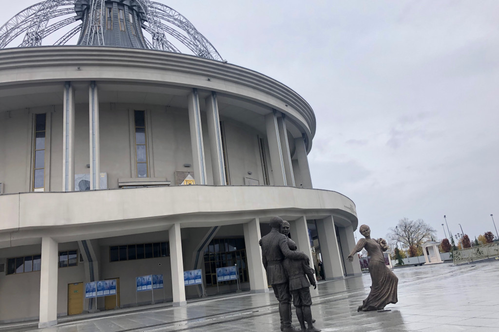 Toruń: pomnik rodziny Wojtyłów u ojca Rydzyka