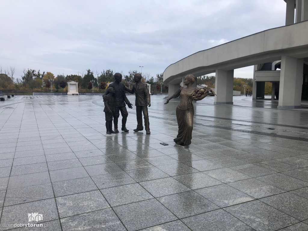 Toruń: pomnik rodziny Wojtyłów u ojca Rydzyka
