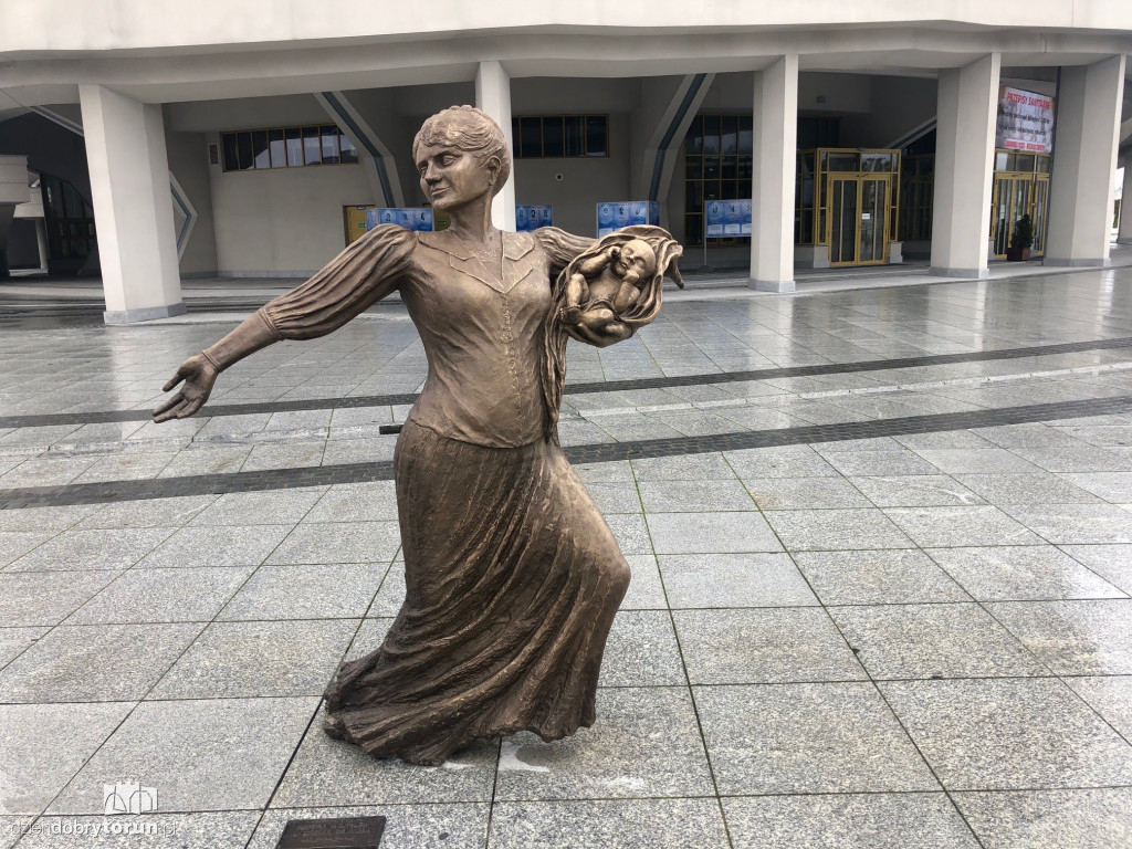 Toruń: pomnik rodziny Wojtyłów u ojca Rydzyka