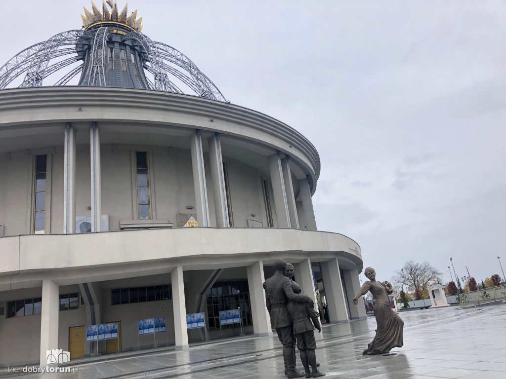 Toruń: pomnik rodziny Wojtyłów u ojca Rydzyka