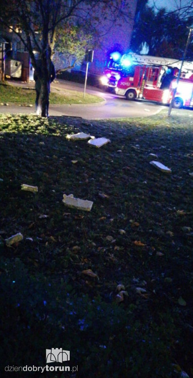 Toruń: wichura zniszczyła elewację wieżowca