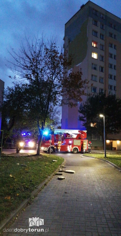 Toruń: wichura zniszczyła elewację wieżowca