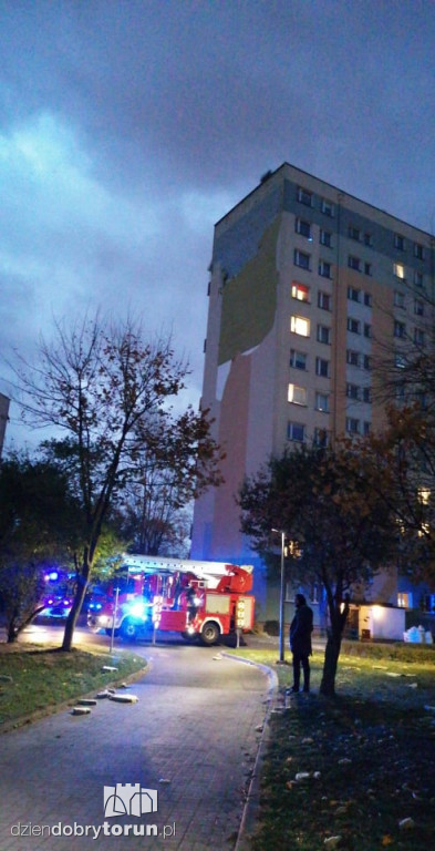 Toruń: wichura zniszczyła elewację wieżowca