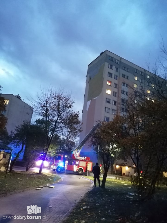 Toruń: wichura zniszczyła elewację wieżowca
