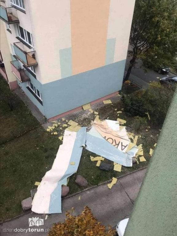 Toruń: wichura zniszczyła elewację wieżowca